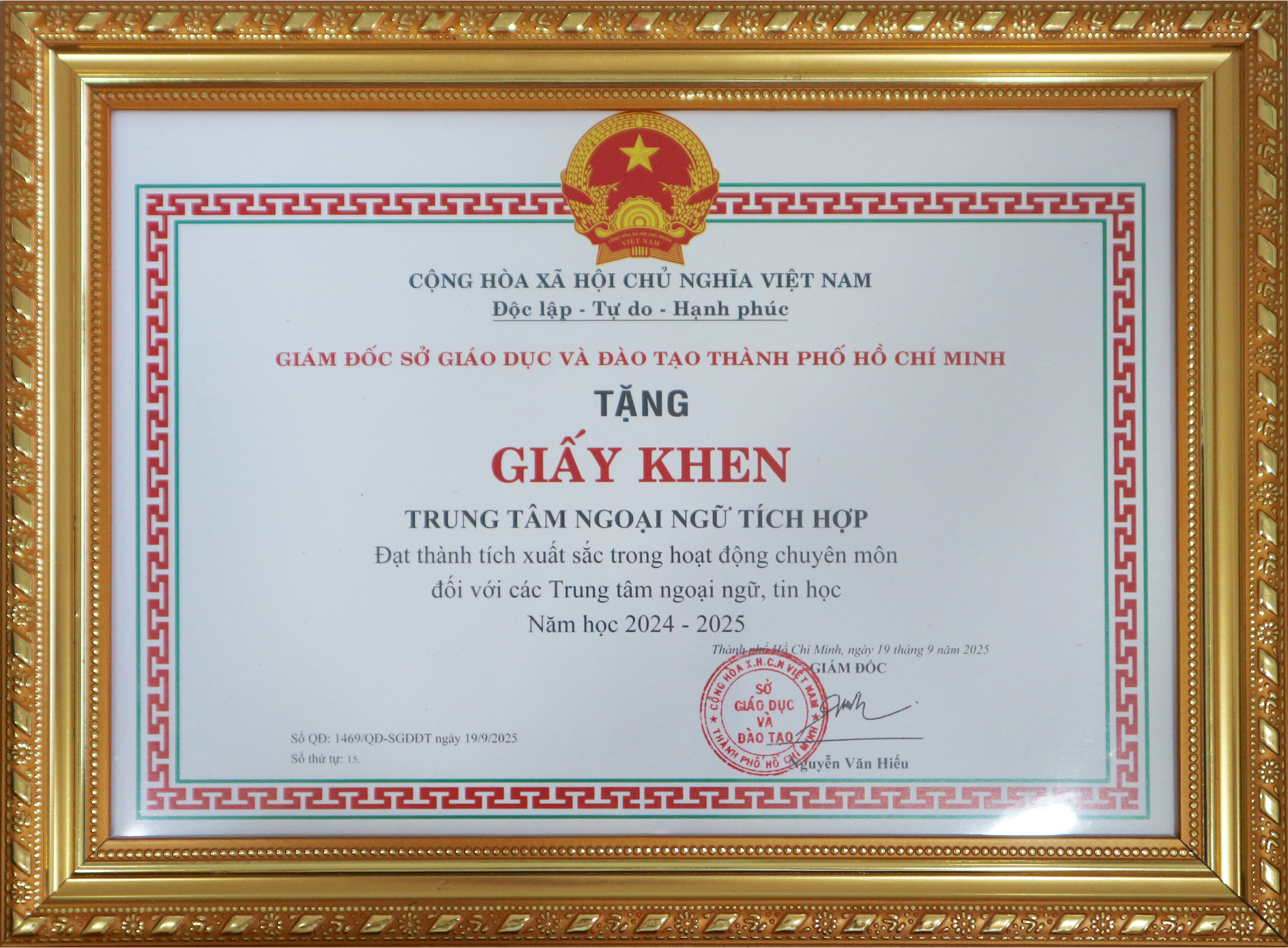 Giấy khen Trung tâm ngoại ngữ Tích Hợp đạt thành tích xuất sắc trong hoạt động chuyên môn